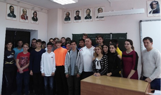 Групповое фото студентов и преподавателей